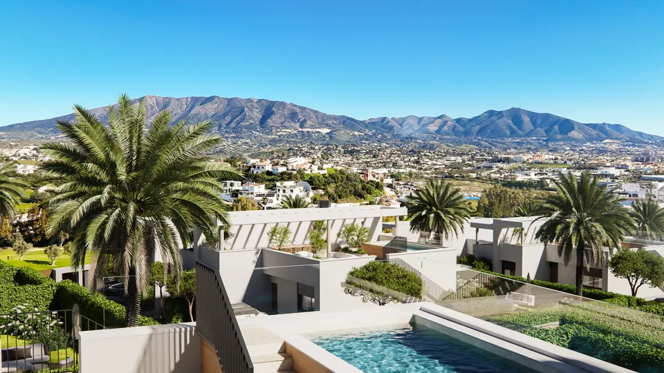 Domy szeregowe w pobliżu pól golfowych w Mijas Costa — zdjęcie