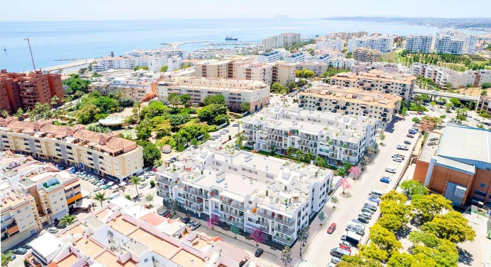Penthouse z basenem w Esteponie — zdjęcie