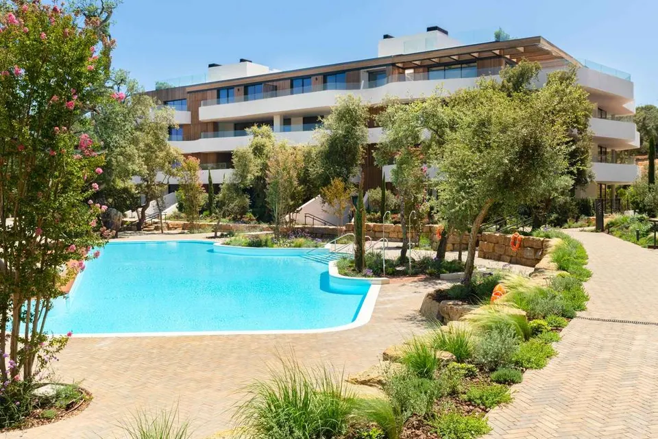 Apartament z tarasem w Sotogrande — zdjęcie