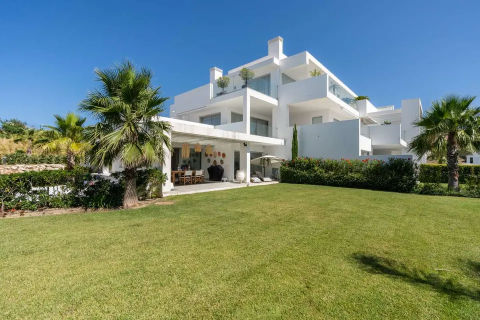 Apartament z ogrodem w Casares — zdjęcie