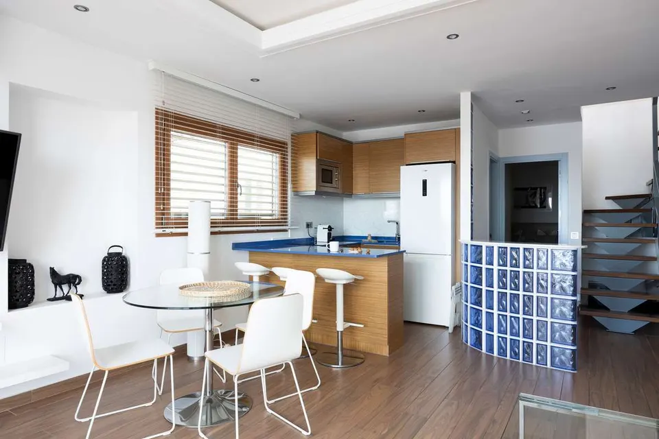 Penthouse z widokiem na marinę w Marbelli — zdjęcie