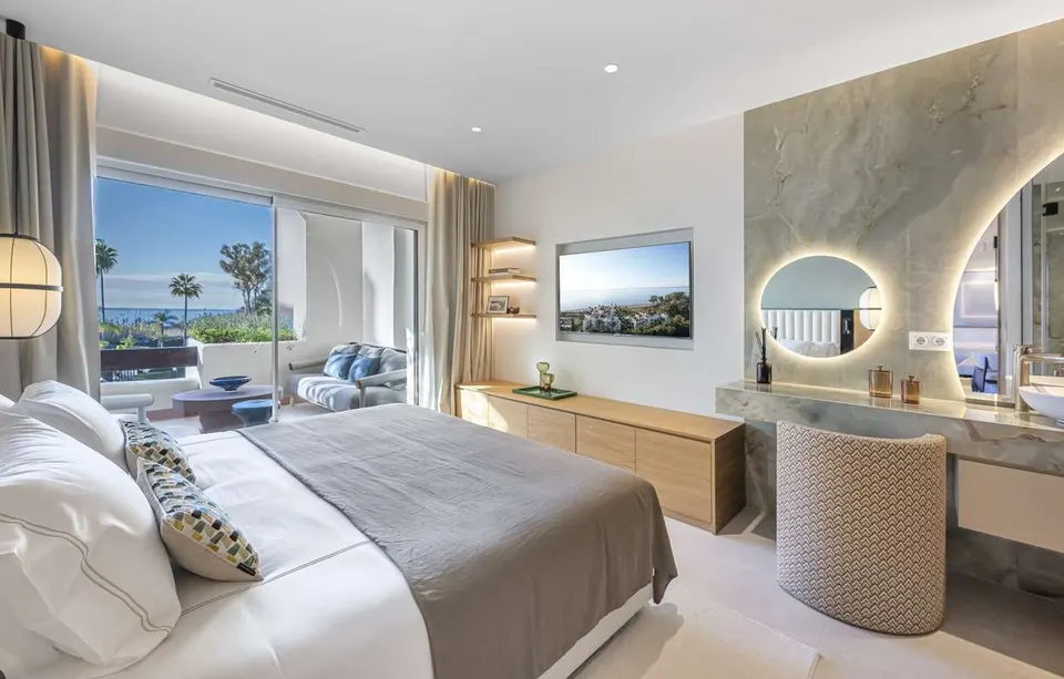 Apartament z bezpośrednim dostępem do plaży w Esteponie — zdjęcie