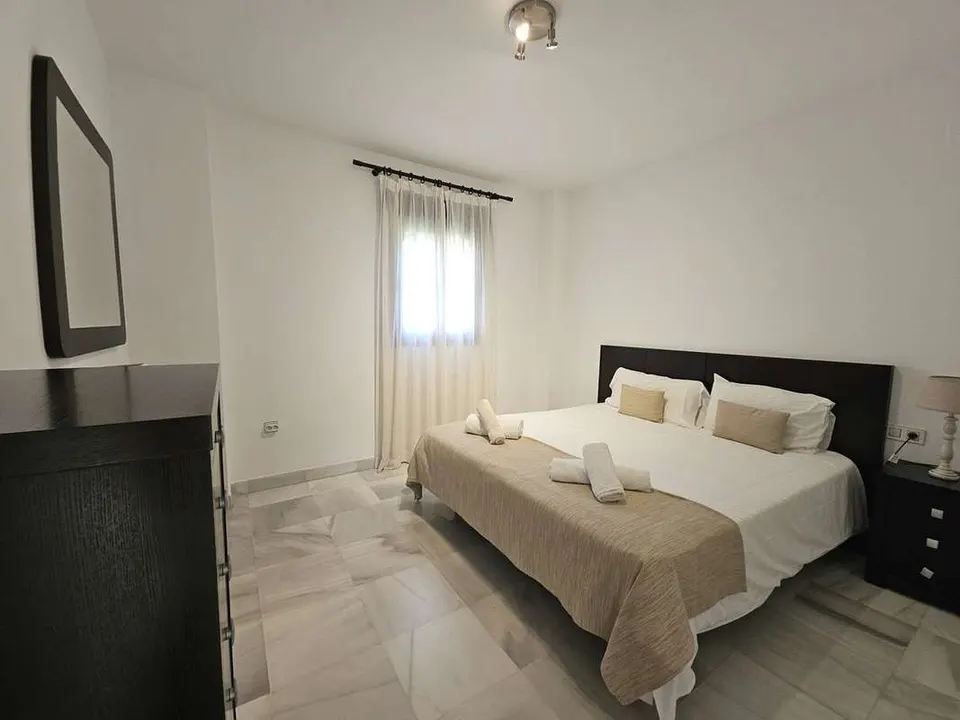 Apartament z prywatnym patio w Esteponie — zdjęcie
