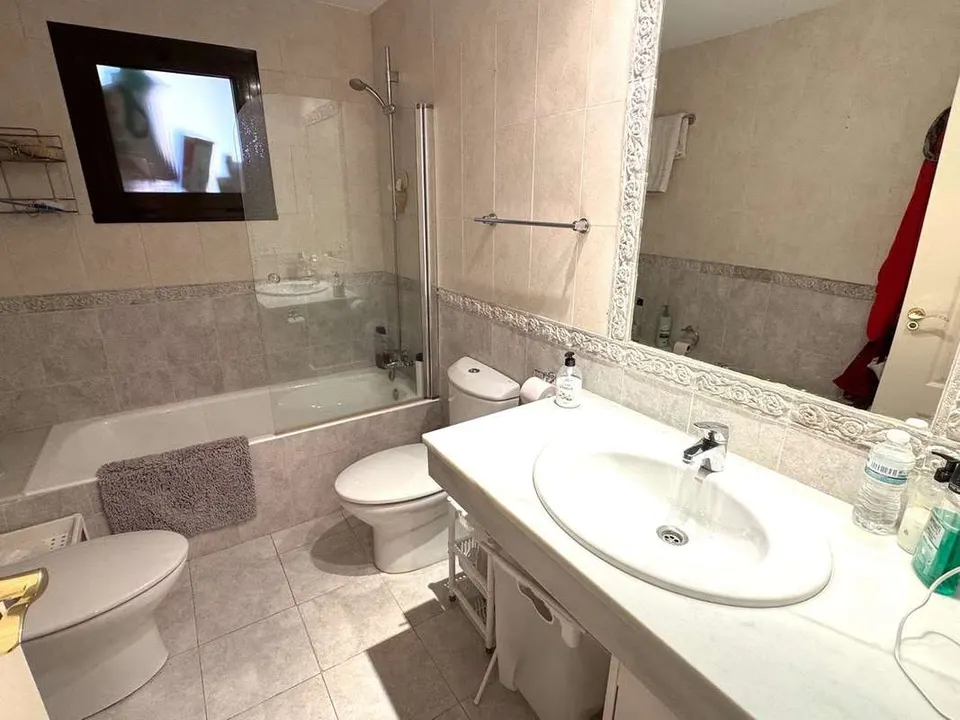 Apartament z widokiem na morze w Esteponie — zdjęcie