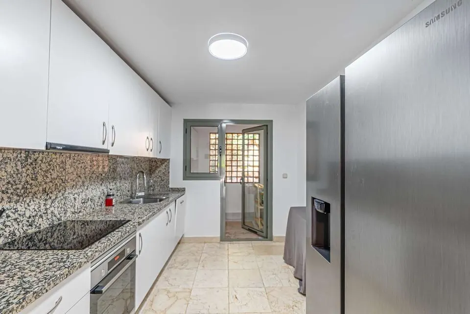 Apartament w zielonej urbanizacji w Esteponie — zdjęcie 11 z 16
