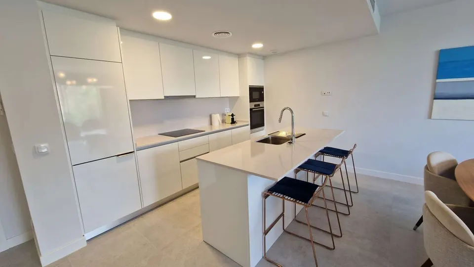 Apartament z basenem w Esteponie — zdjęcie