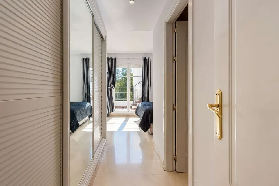 Penthouse z widokiem na naturę w Benahavís — zdjęcie