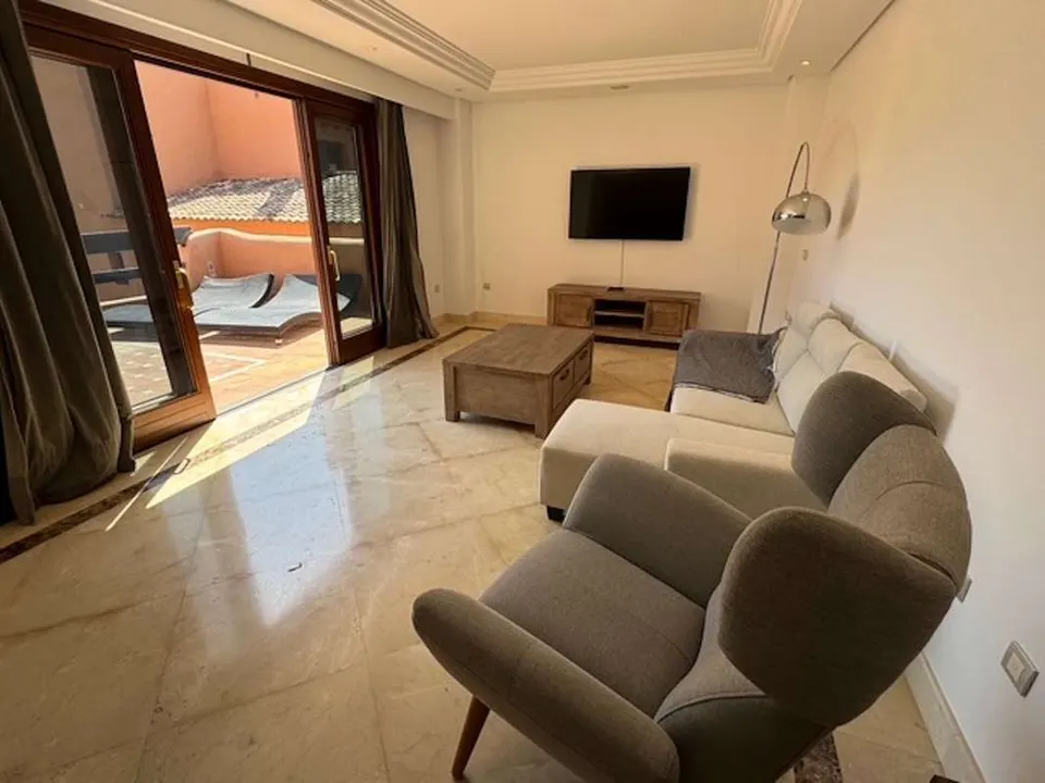 Apartament z widokiem na morze w Esteponie — zdjęcie
