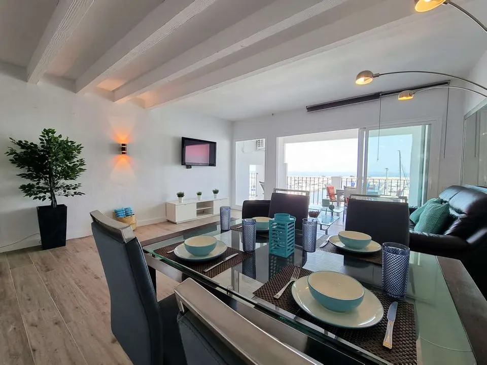 Apartament z widokiem na marinę w Marbelli — zdjęcie