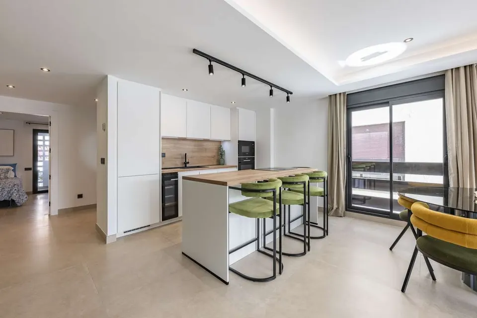 Apartament z kominkiem w Marbelli — zdjęcie