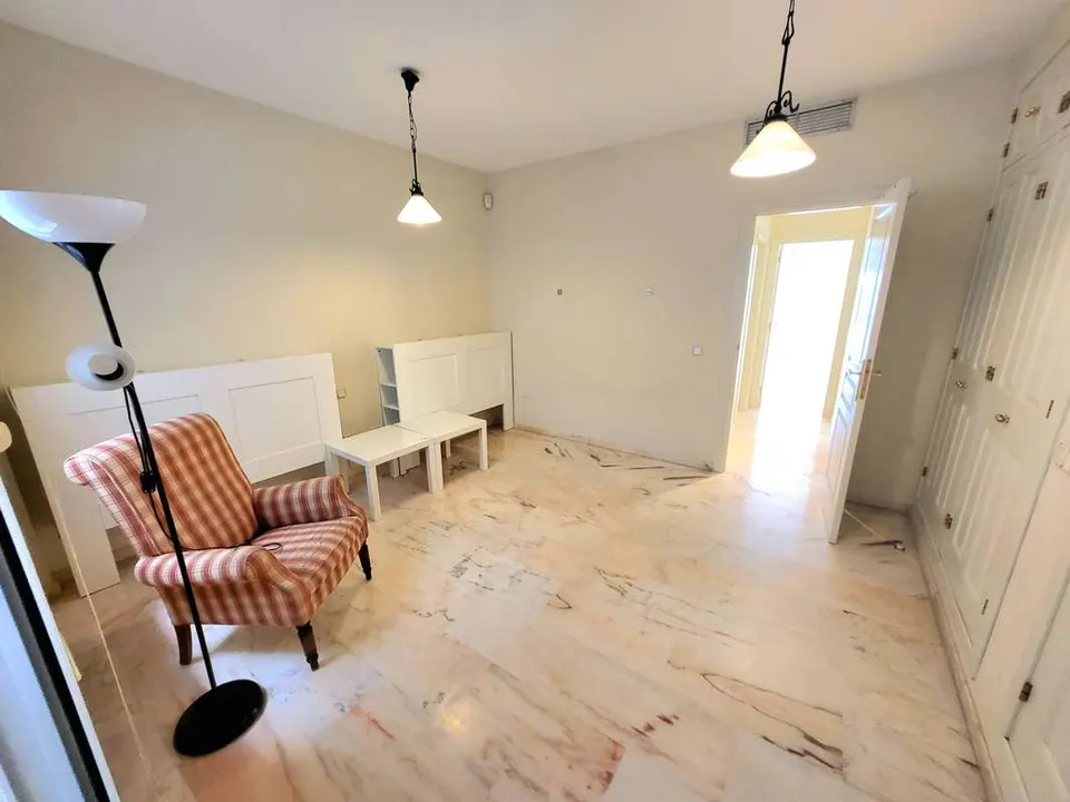 Apartament z widokiem na morze w Esteponie — zdjęcie