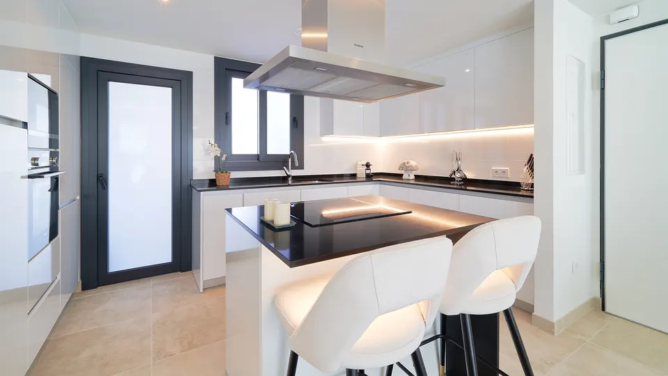 Apartamenty z prywatnym basenem w Esteponie — zdjęcie