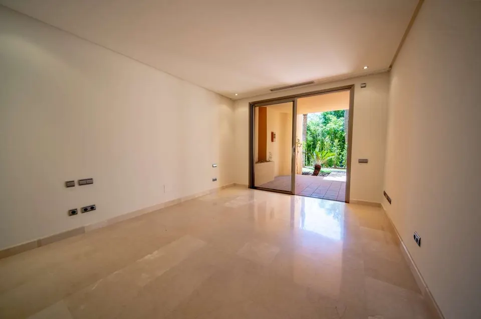 Apartament z prywatnym ogrodem w Marbelli — zdjęcie