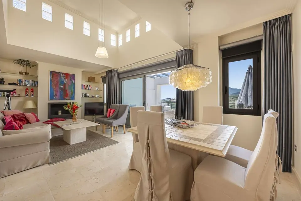 Penthouse z widokiem na morze w Benahavís — zdjęcie