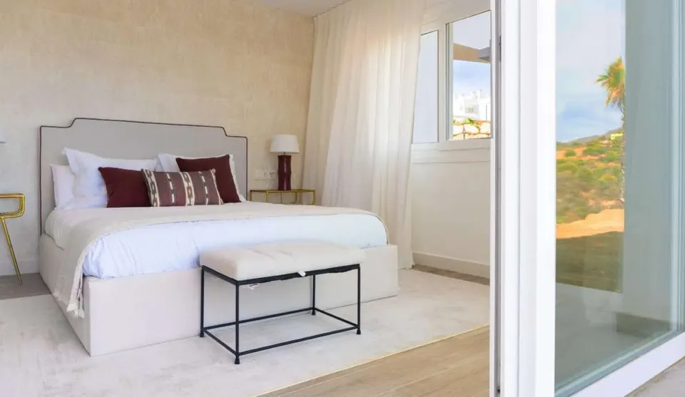 Apartament z laguną w Casares — zdjęcie