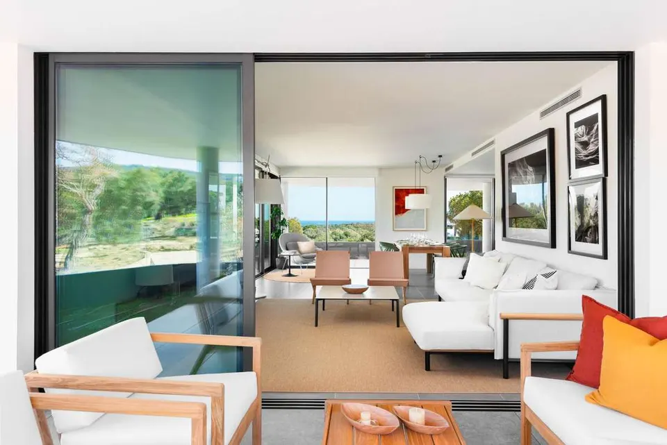 Apartament z prywatnym ogrodem w Sotogrande — zdjęcie