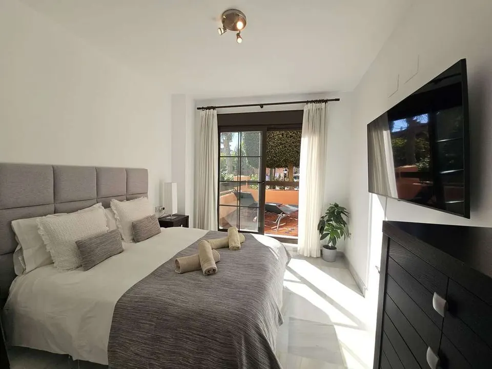 Apartament z prywatnym patio w Esteponie — zdjęcie