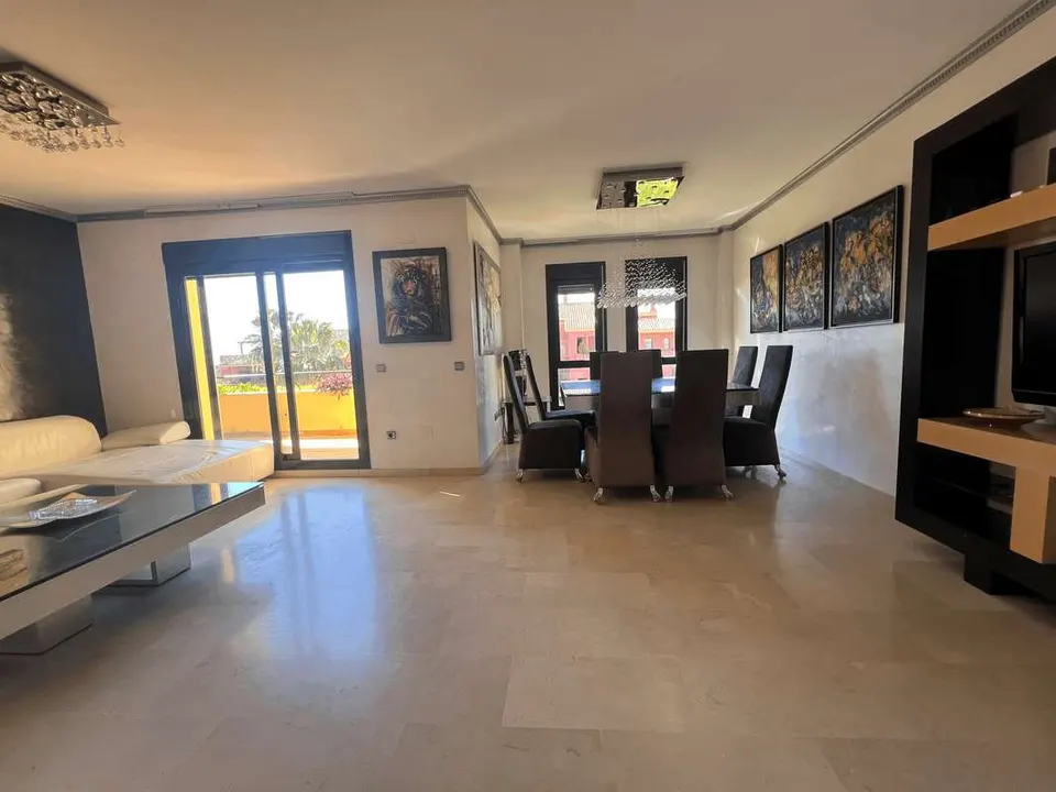 Apartament z basenem w Esteponie — zdjęcie