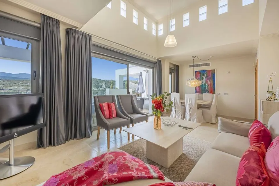 Penthouse z widokiem na morze w Benahavís — zdjęcie