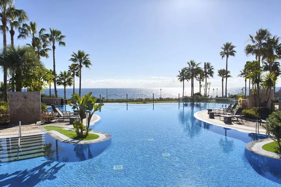 Apartament z widokiem na morze w Esteponie — zdjęcie
