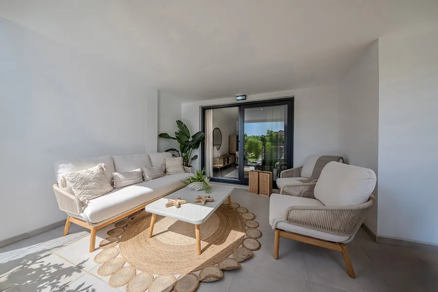 Apartamenty z basenem w Esteponie — zdjęcie