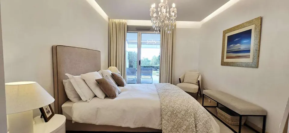 Apartament z ogrodem w Benahavís — zdjęcie