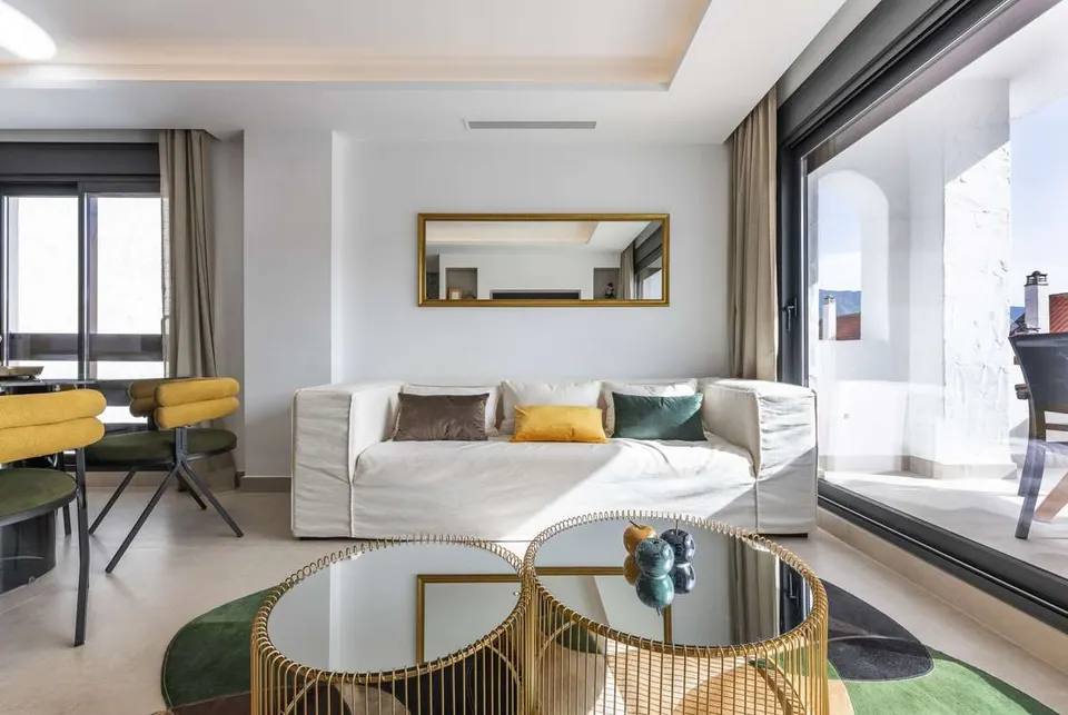 Apartament z kominkiem w Marbelli — zdjęcie