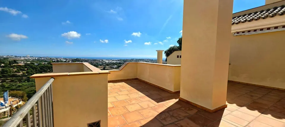 Apartament z tarasem w Benahavis — zdjęcie 3 z 16