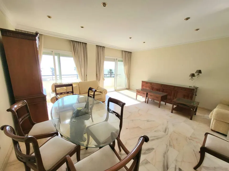 Apartament z widokiem na morze w Esteponie — zdjęcie