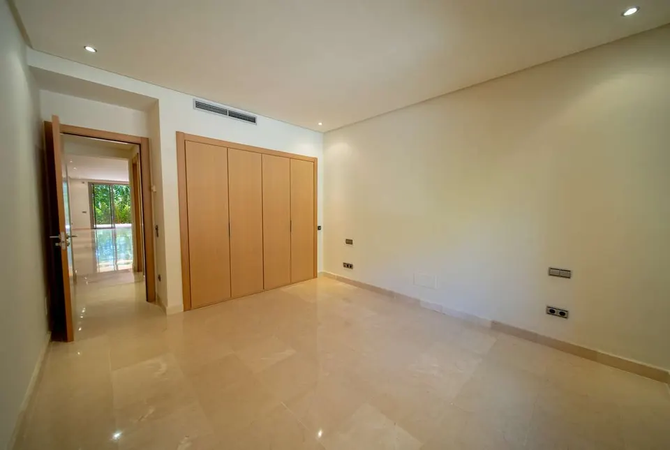 Apartament z prywatnym ogrodem w Marbelli — zdjęcie