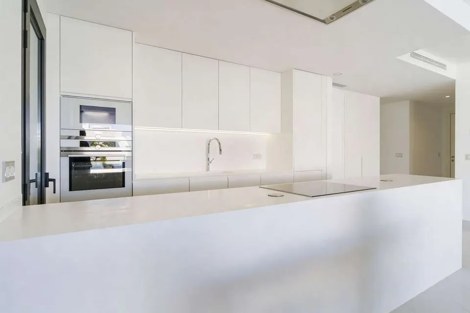 Apartament z tarasem w Esteponie — zdjęcie