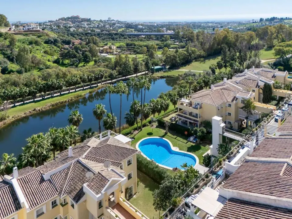Apartament z widokiem na jezioro w Benahavís — zdjęcie