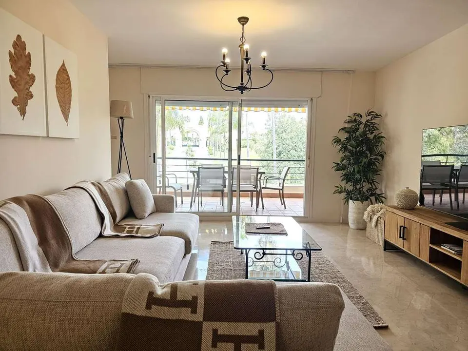 Apartament przy polu golfowym w Marbelli — zdjęcie
