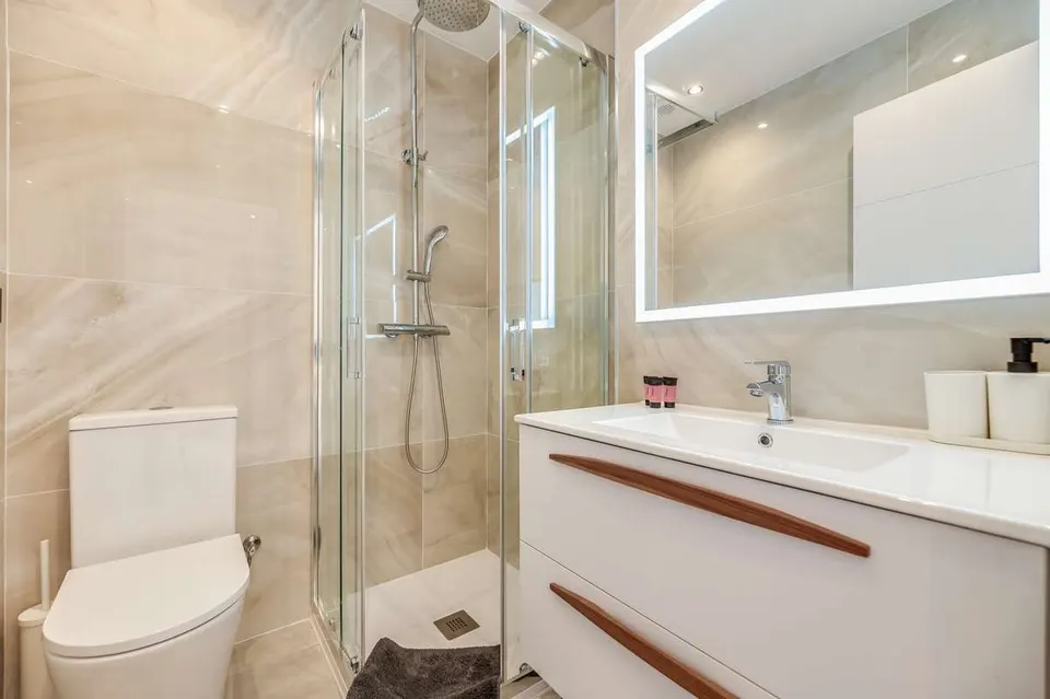 Apartament z widokiem na morze w Esteponie — zdjęcie