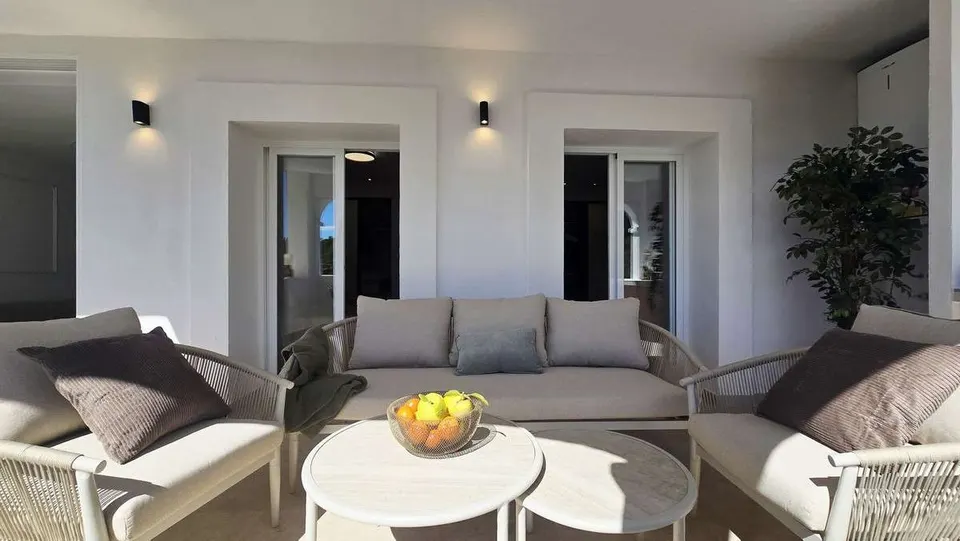 Apartament z widokiem na jezioro w Benahavís — zdjęcie
