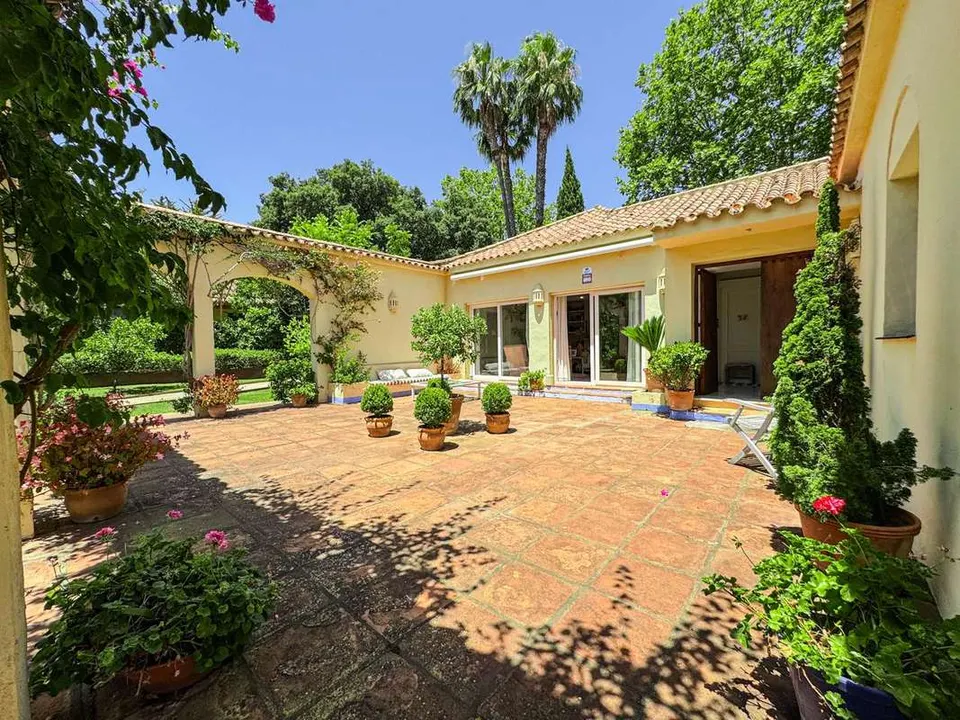Willa z basenem w Sotogrande — zdjęcie