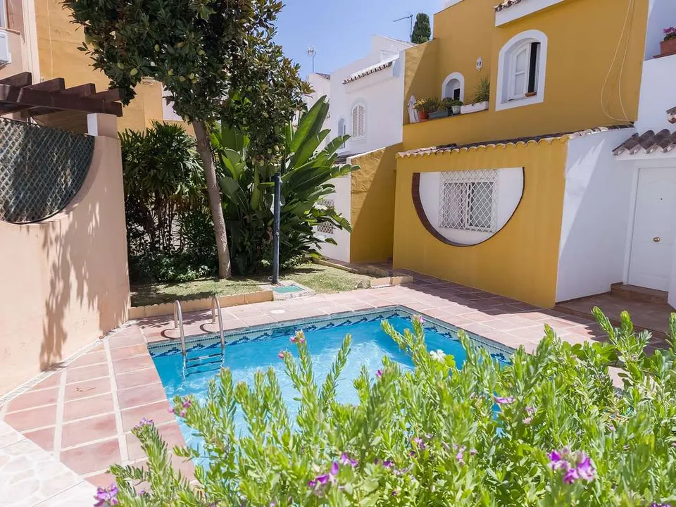 Dom szeregowy z basenem w Nueva Andalucíi — zdjęcie