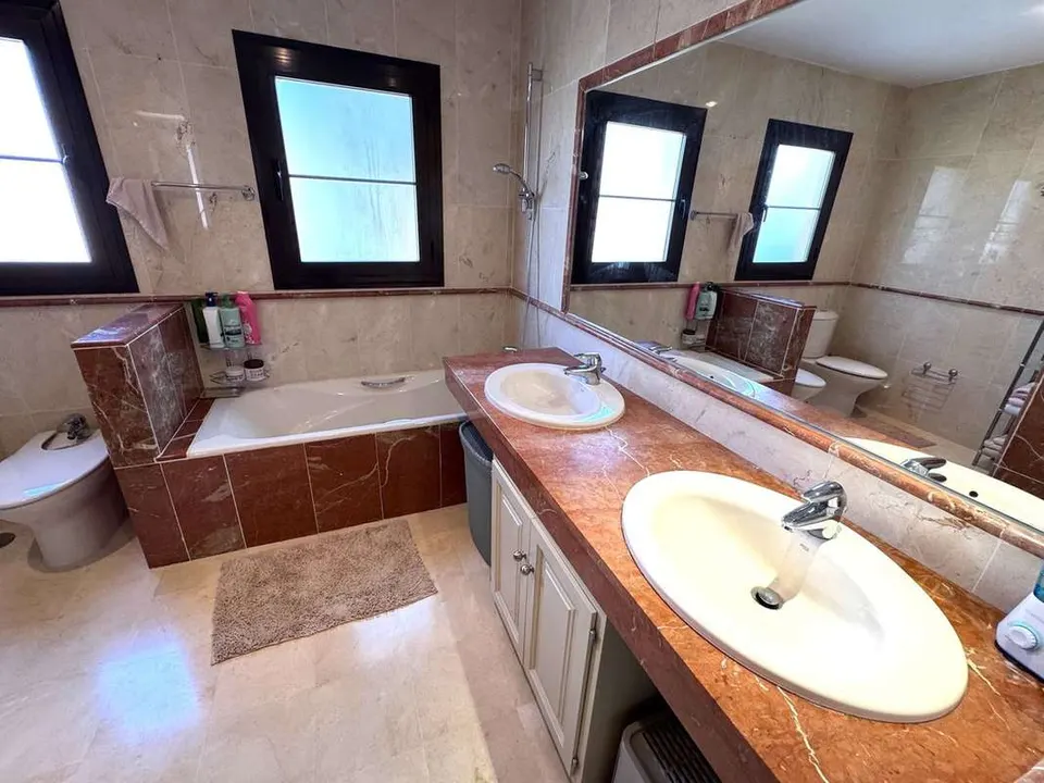 Apartament z widokiem na morze w Esteponie — zdjęcie