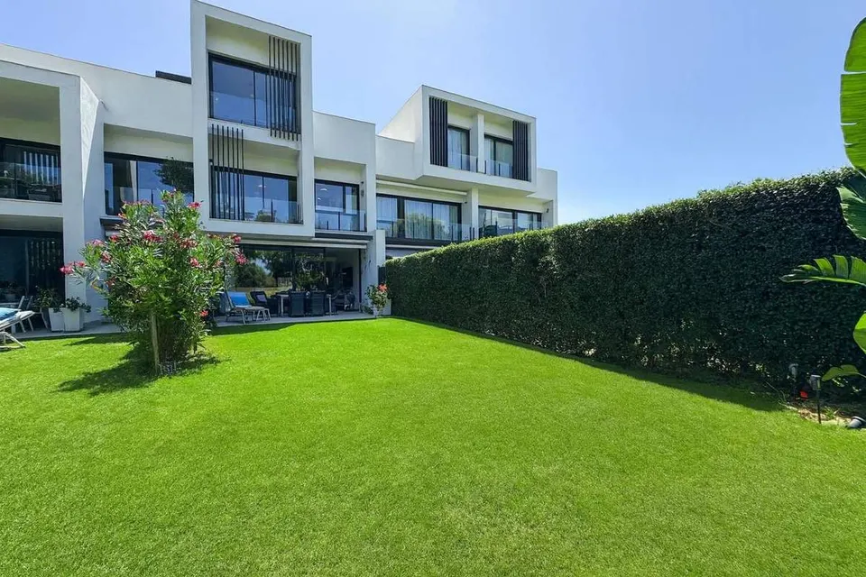 Dom szeregowy z panoramicznym widokiem w Sotogrande — zdjęcie