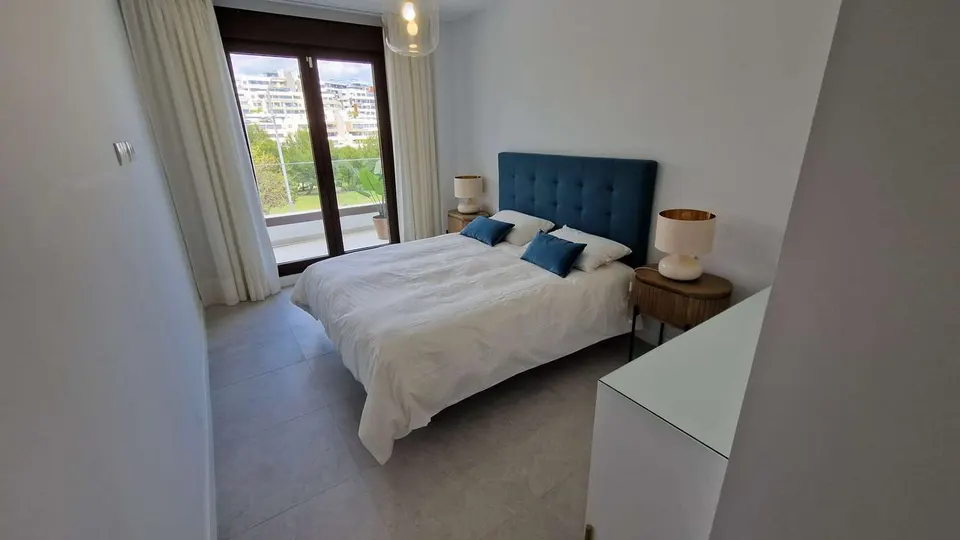 Apartament z basenem w Esteponie — zdjęcie
