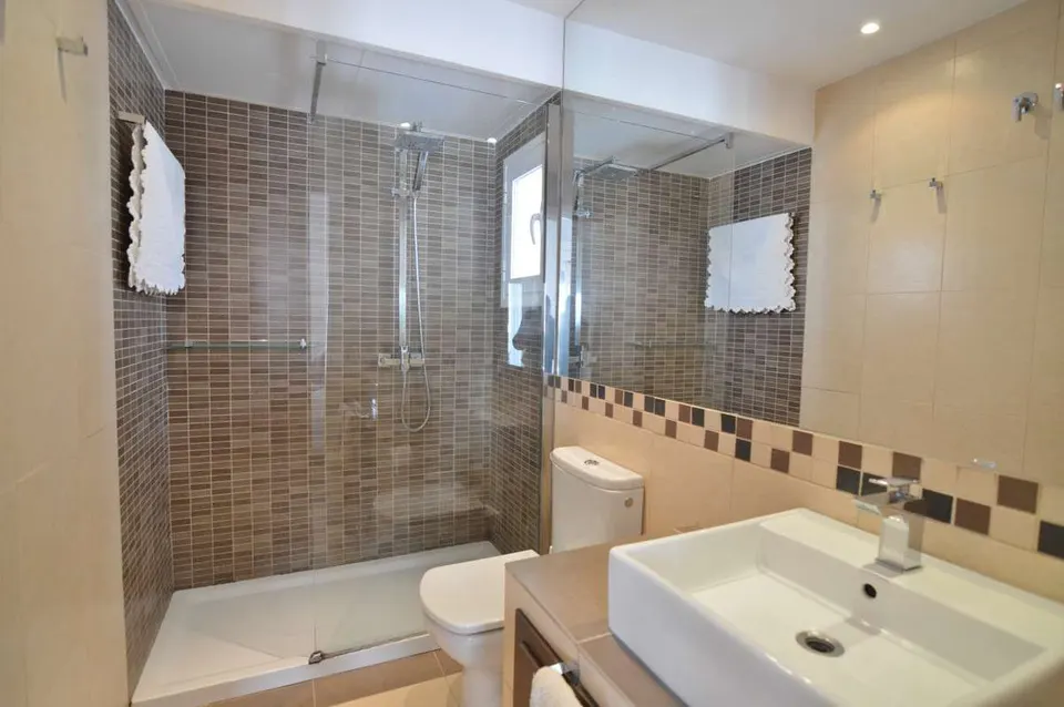 Apartament z widokiem na marinę w Marbelli — zdjęcie