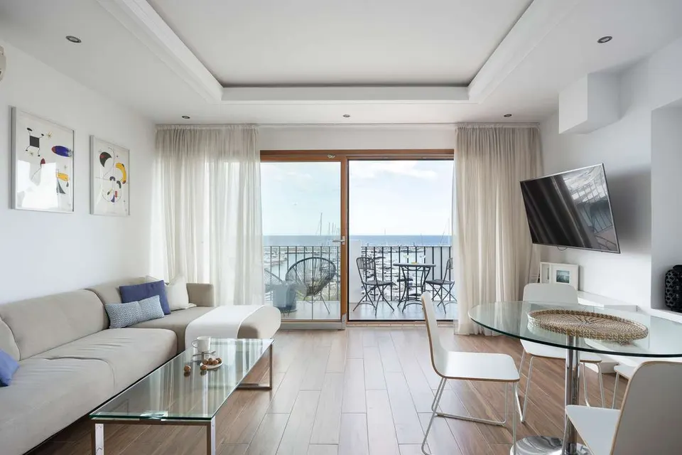 Penthouse z widokiem na marinę w Marbelli — zdjęcie