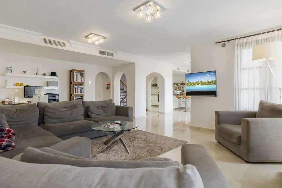 Dom szeregowy z tarasem w Benahavís — zdjęcie