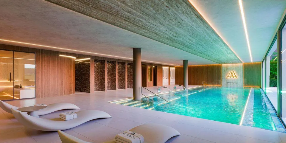 Penthouse z prywatnym solarium w Esteponie — zdjęcie