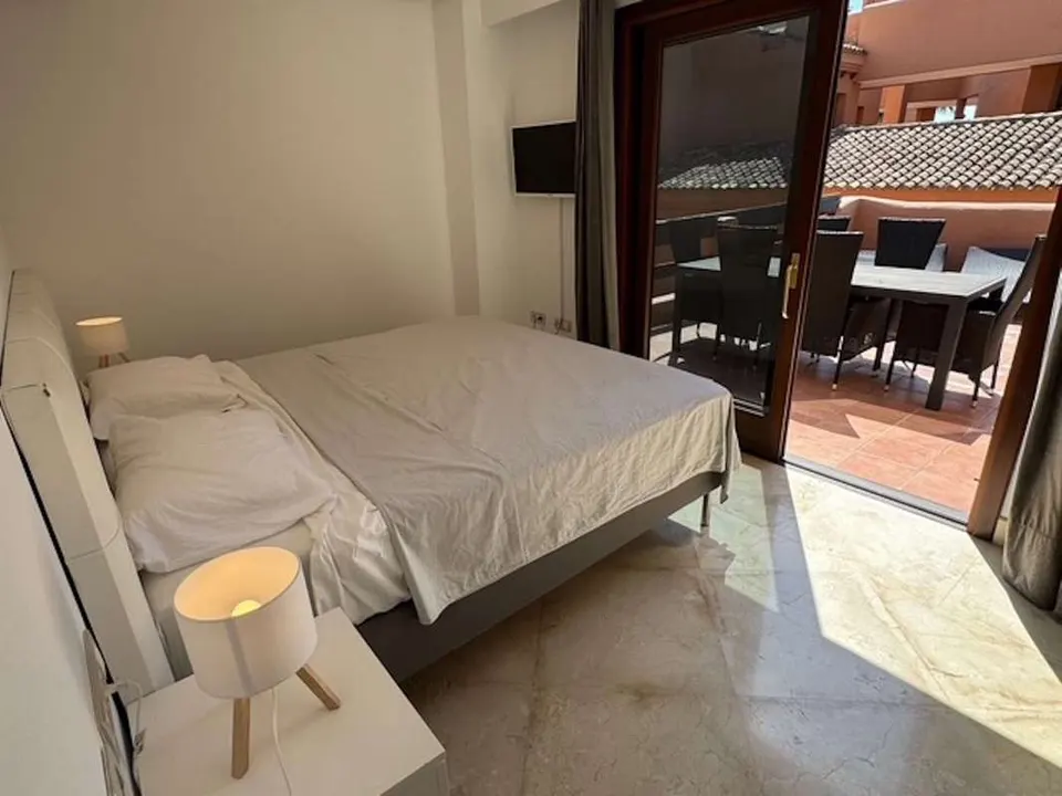 Apartament z widokiem na morze w Esteponie — zdjęcie