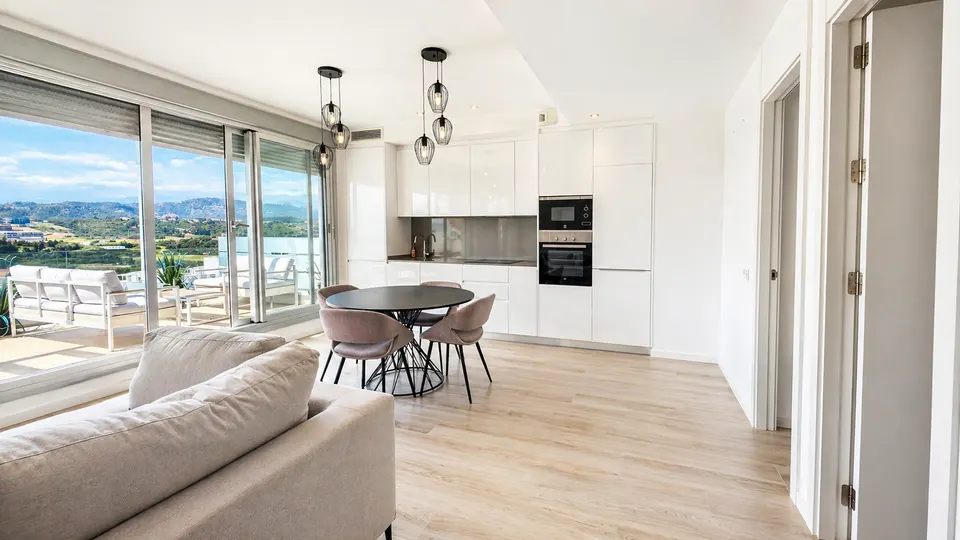 Penthouse z widokiem na morze w Esteponie — zdjęcie