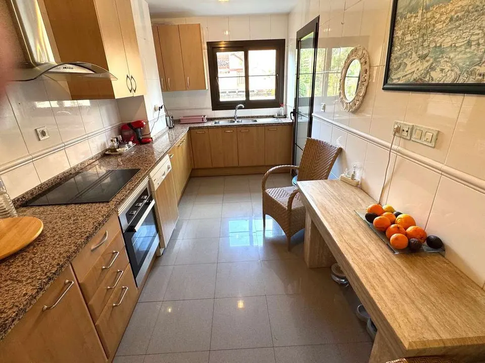 Apartament z widokiem na morze w Esteponie — zdjęcie