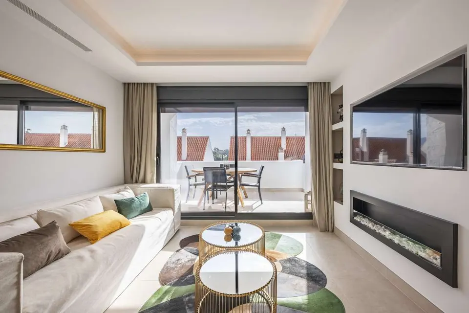 Apartament z kominkiem w Marbelli — zdjęcie