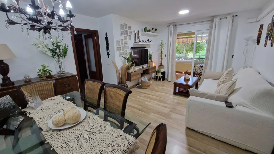 Apartament z garażem w Esteponie — zdjęcie