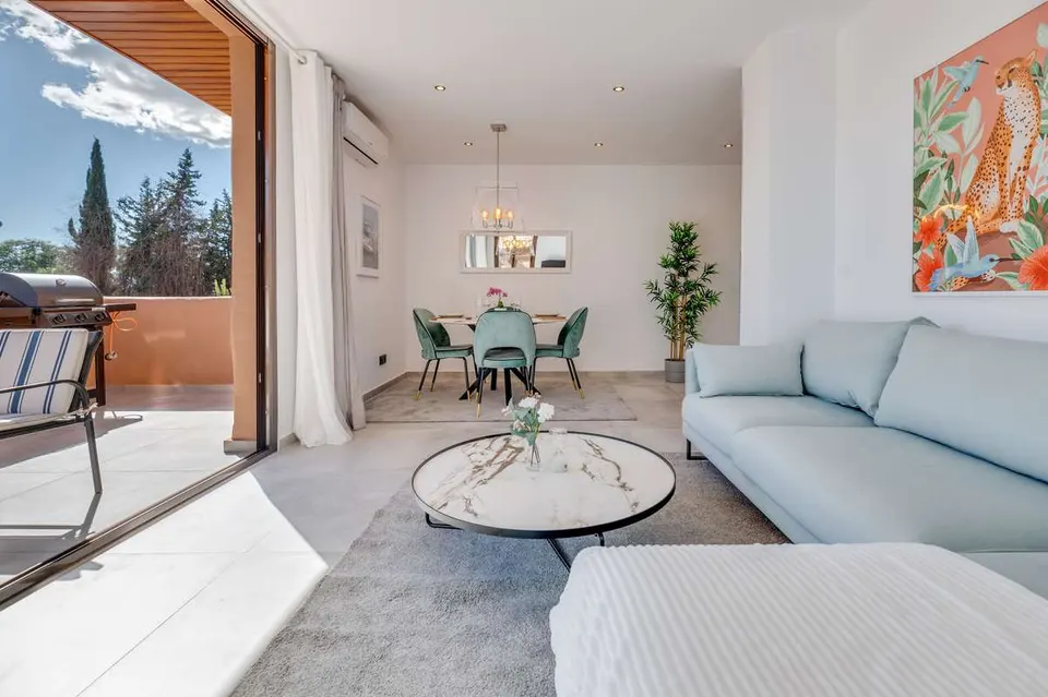 Apartament z widokiem na morze w Esteponie — zdjęcie